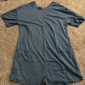 No brand but good material and it’s reversible.